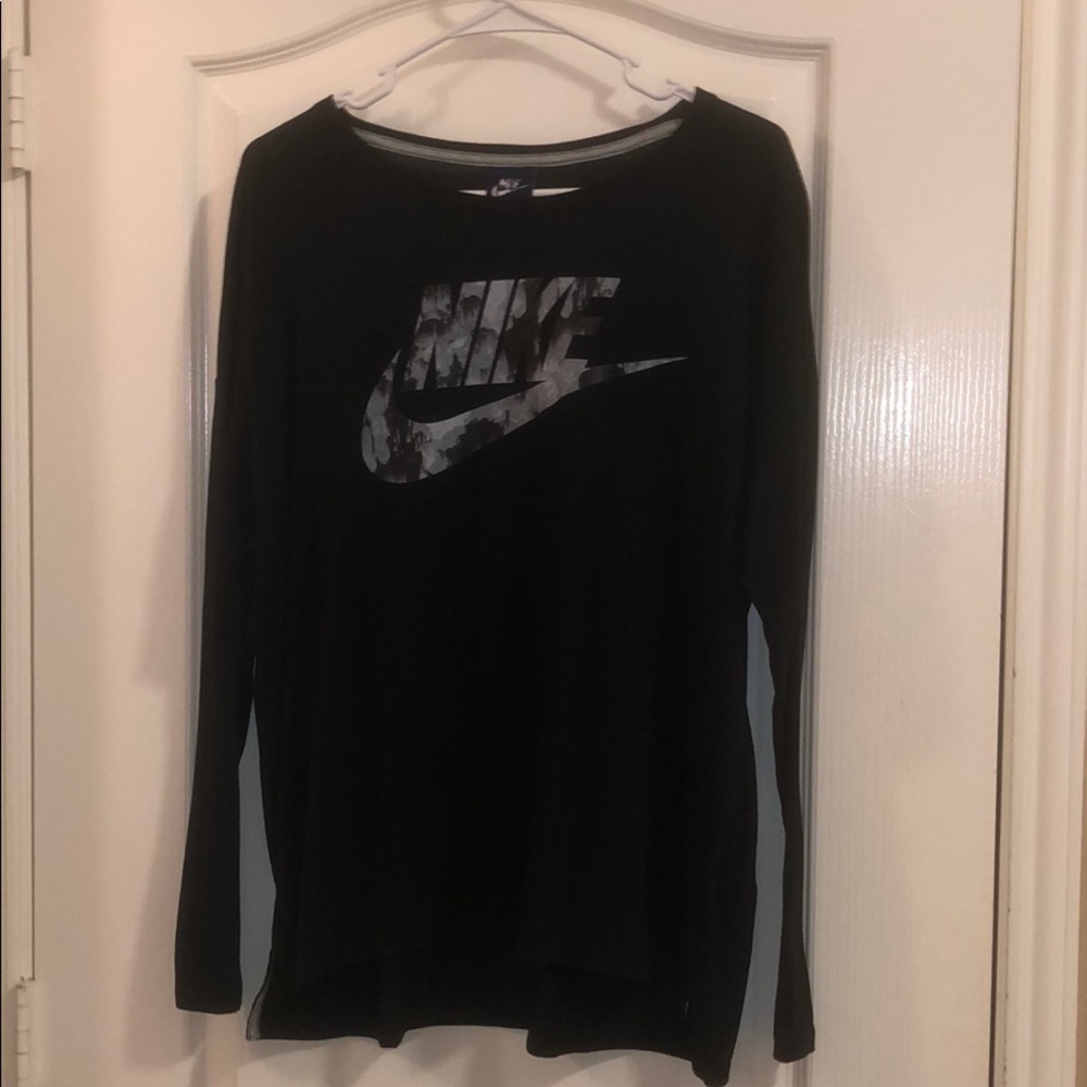 Nike athletic long sleeve top